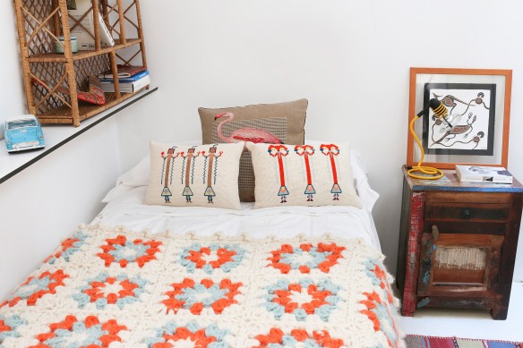 Alberto Bravo mini studio à Madrid || Un lit avec couverture au crochet et coussins brodés, so kitsch ! Alberto Bravo mini studio à Madrid || Un lit avec couverture au crochet et coussins brodés, so kitsch !