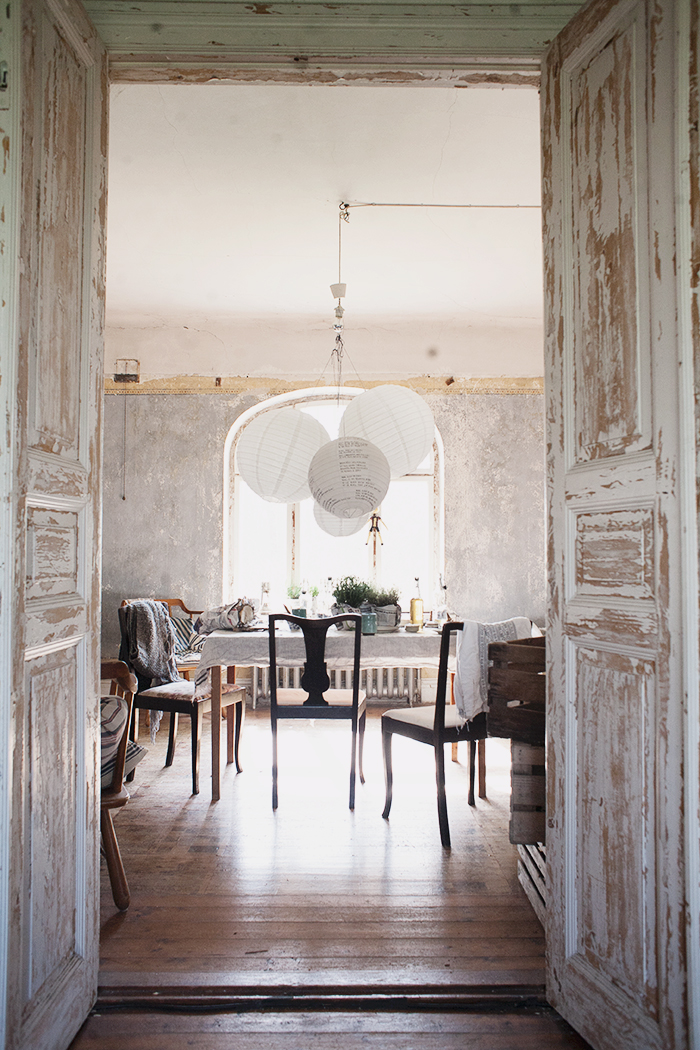 Anna Malmberg portfolio || Une salle à manger aux murs bruts et boiseries patinées