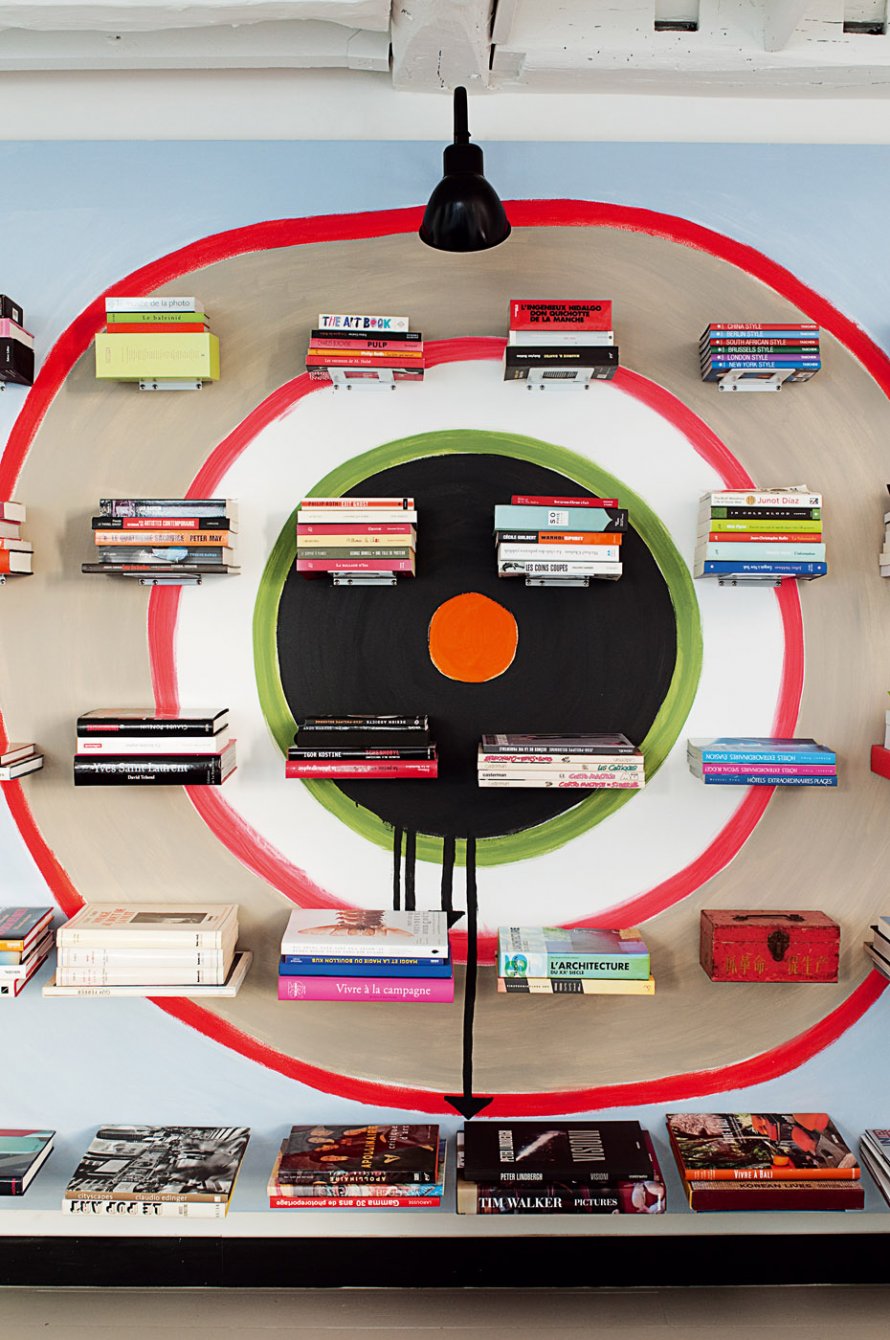 Karine Simonot loft Paris via Marie-Claire maison || Une cible pour exposer des livres d'art