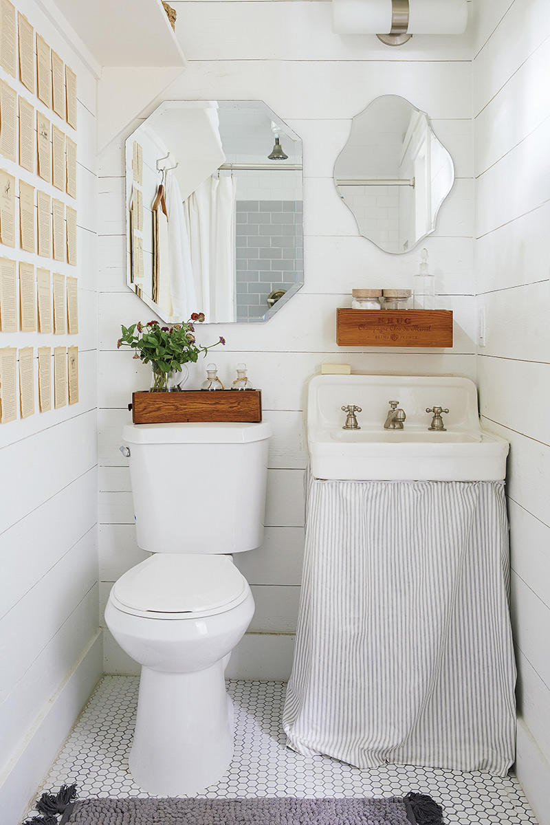 Micro salle de bain blanche dans un style bohème