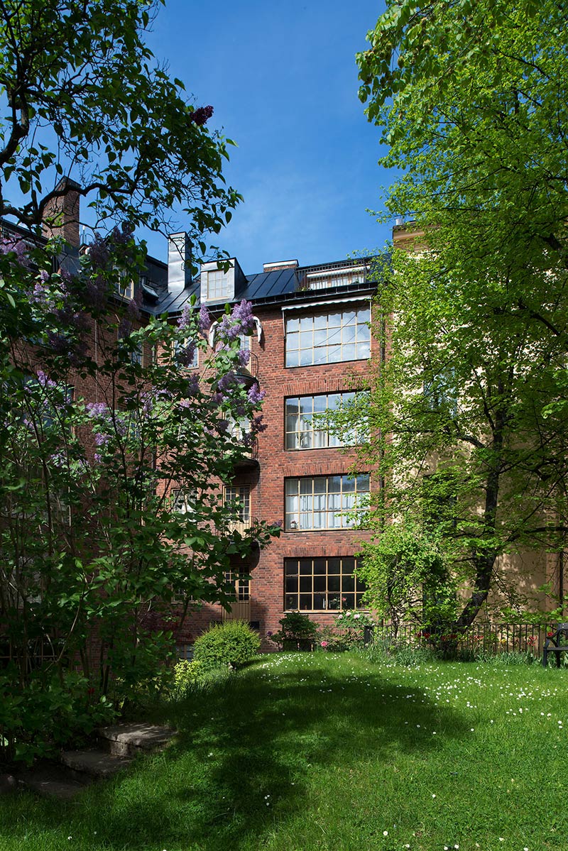 Bâtiment historique rénové, aux verrières acier