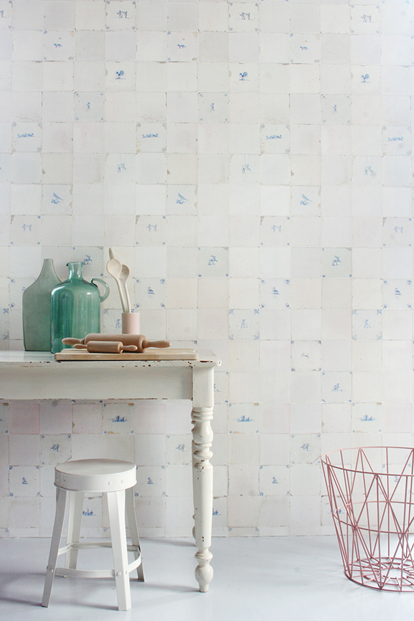 Sélection de papiers-peints en trompe-l’œil || Studio Ditte - Tiles wallpaper antique