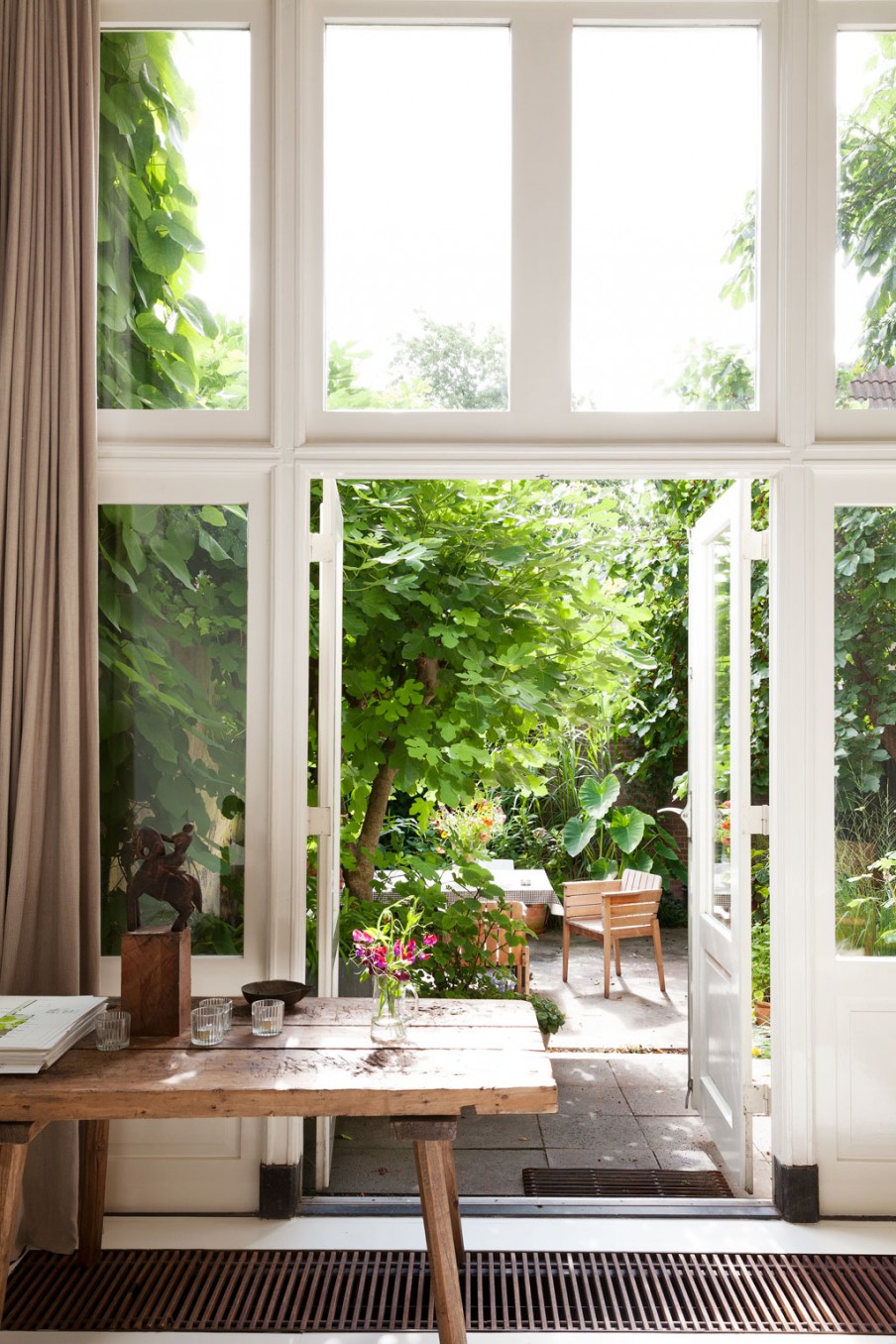 Une école rénovée à Harleem avec de belles ouvertures vers le jardin