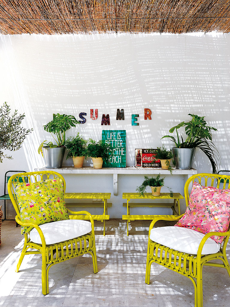 Une maison dans la province de Cadix || Une terrasse d'été avec des fauteuils en rotin jaunes