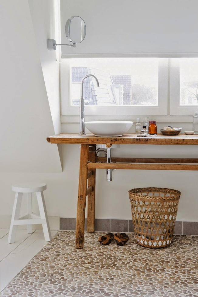 Un ancien établi détourné en meuble lavabo Un ancien établi détourné en meuble lavabo