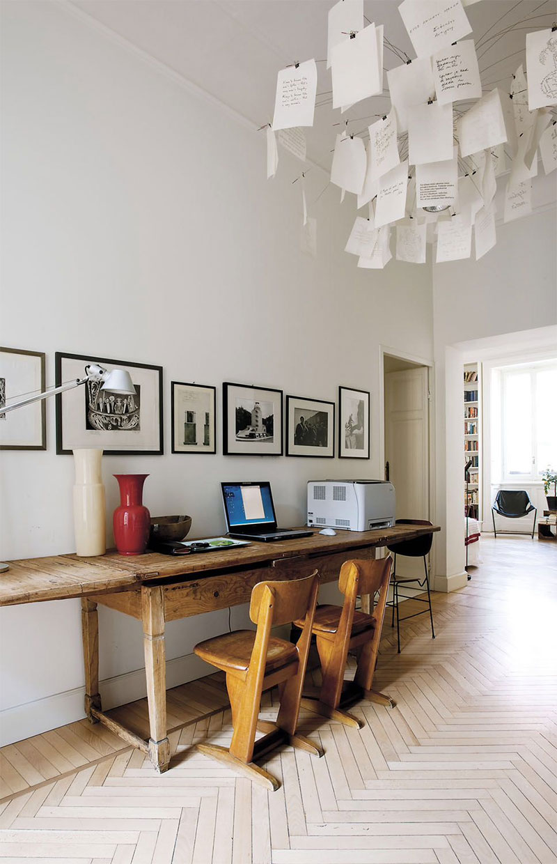 Bureau réalisé avec une ancienne table de métier brut qui dialogue avec des objets design Bureau réalisé avec une ancienne table de métier brut qui dialogue avec des objets design