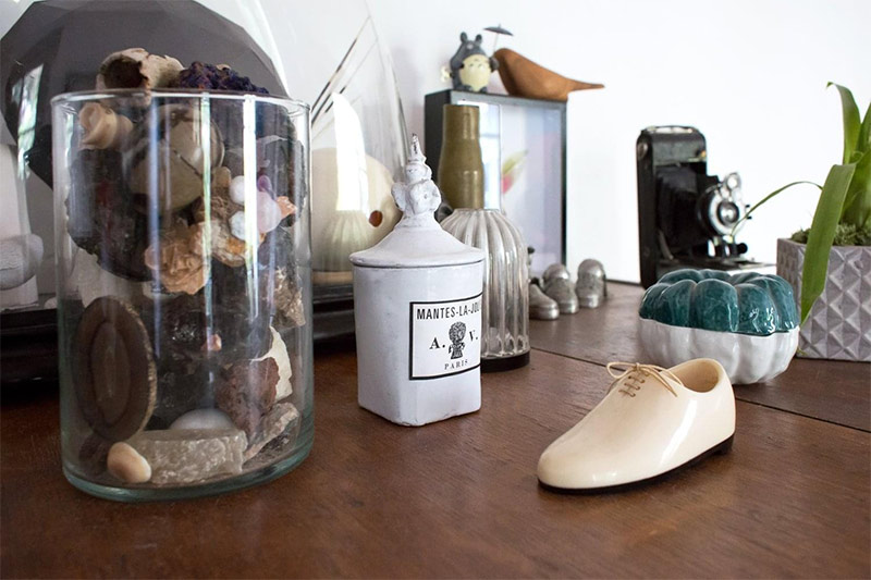 Un intérieur au style brocante où les objets sont mis en scène