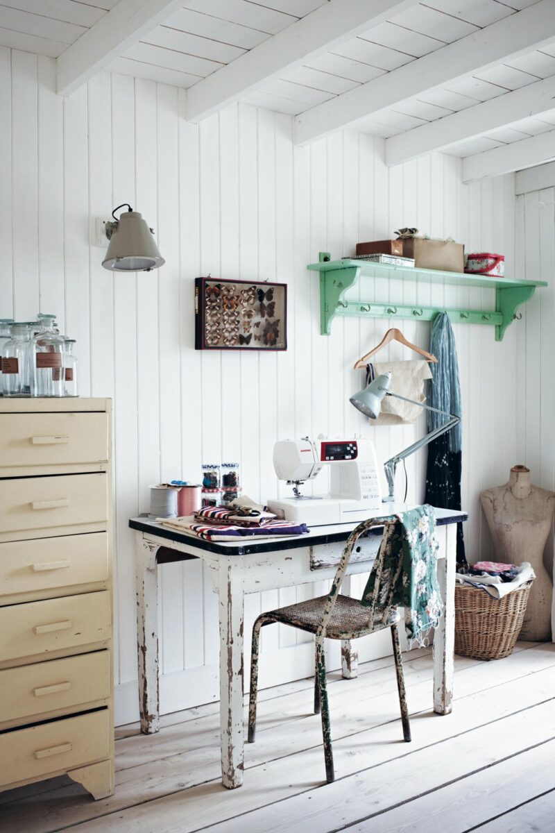 Un coin couture aménagé avec du mobilier brut dans un style scandinave Un coin couture aménagé avec du mobilier brut dans un style scandinave