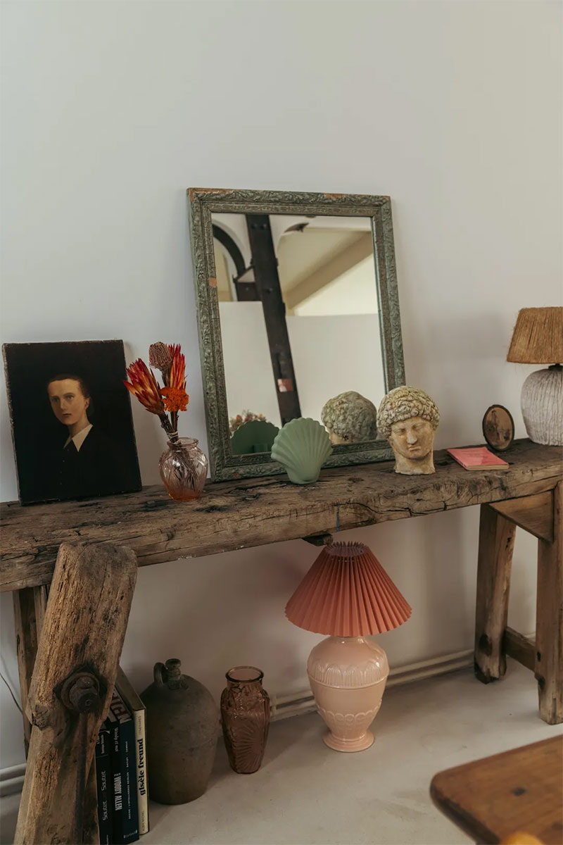 Un loft à Paris, aménagé de façon contemporaine avec en déco des meubles de métier Un loft à Paris, aménagé de façon contemporaine avec en déco des meubles de métier