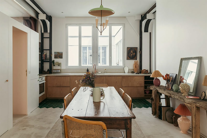 Un loft à Paris, aménagé de façon contemporaine avec en déco des meubles de métier