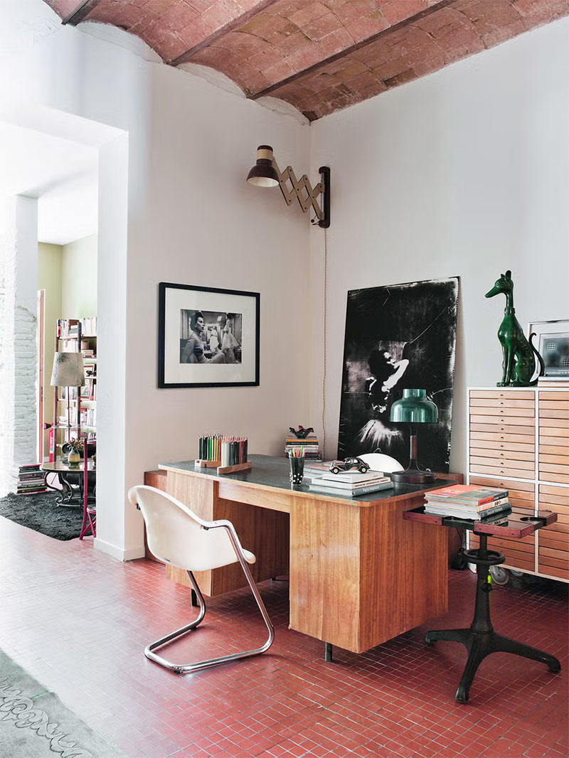 Un décor dans un ancien atelier de bijouterie à Barcelone qui mélange du mobilier chiné brut et vintage Un décor dans un ancien atelier de bijouterie à Barcelone qui mélange du mobilier chiné brut et vintage