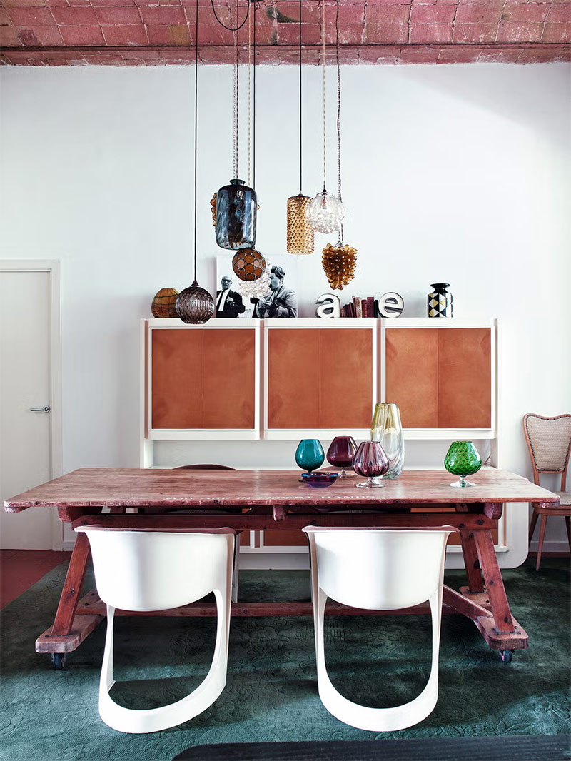 Un décor dans un ancien atelier de bijouterie à Barcelone qui mélange du mobilier chiné brut et vintage