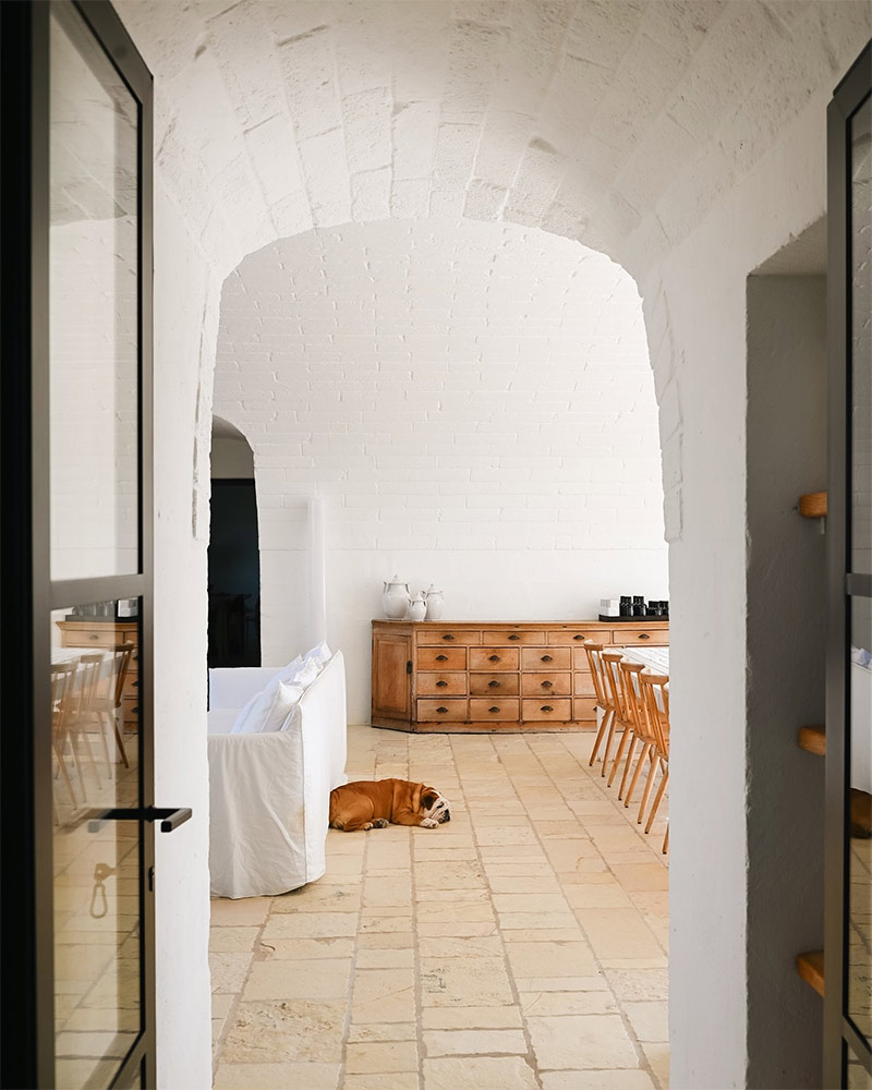 Un intérieur méditerranéen minimaliste meublé avec des meubles de métier Un intérieur méditerranéen minimaliste meublé avec des meubles de métier