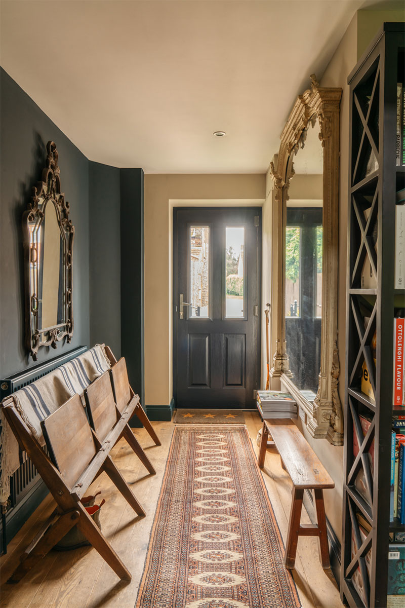 L'entrée d'une maison qui mélange des objets chinés pour quelque chose de théâtral L'entrée d'une maison qui mélange des objets chinés pour quelque chose de théâtral