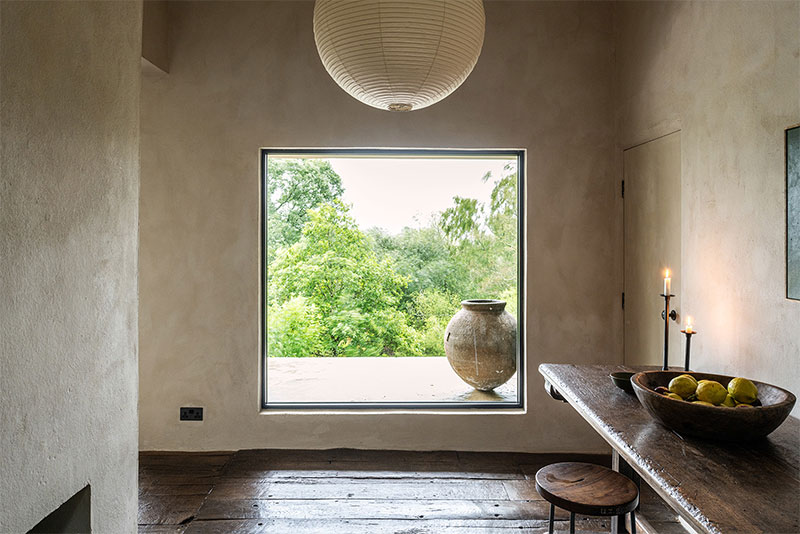 Un style wabi sabi pour cette maison moderne avec des meubles bruts