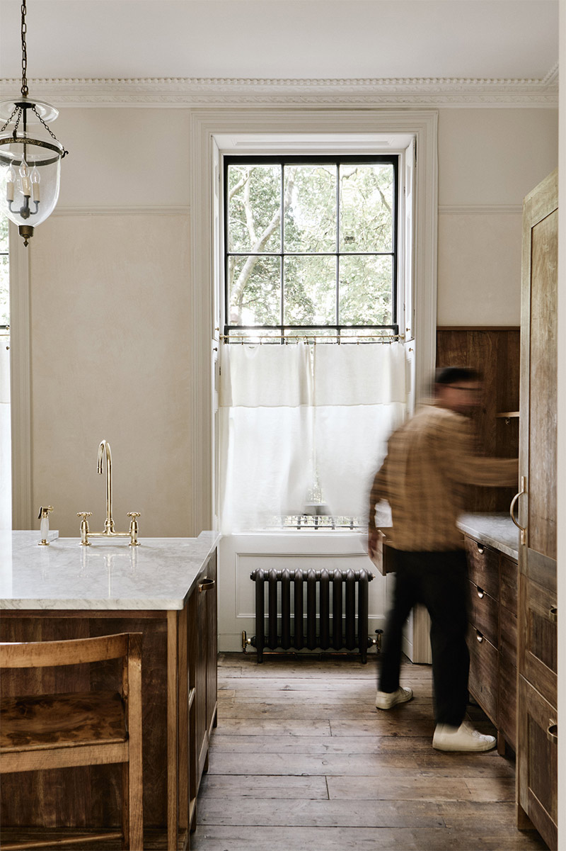 Une cuisine rustique moderne dans une maison georgienne par Mark Lewis