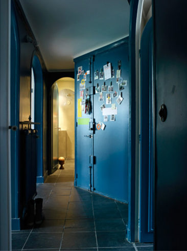 Une entrée d'appartement peinte dans un bleu profond