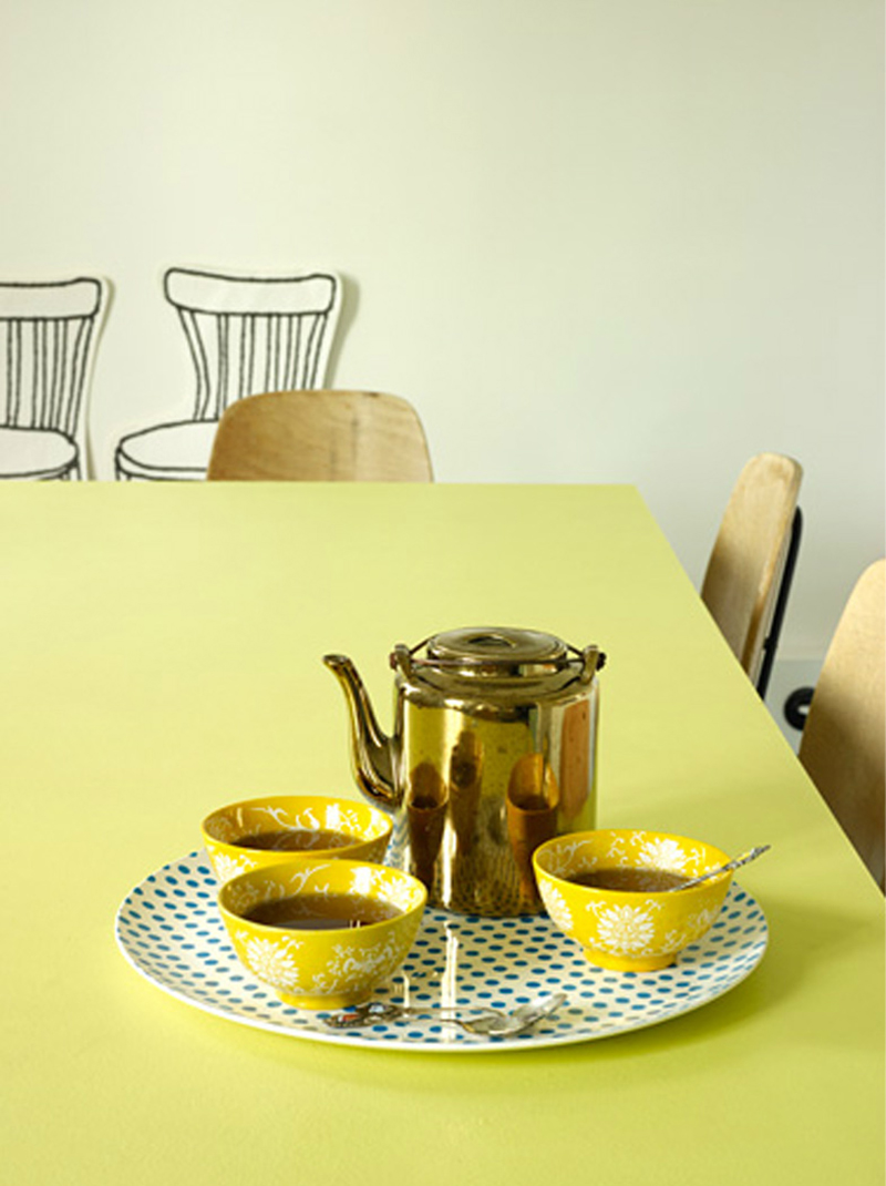 Une table en formica jaune