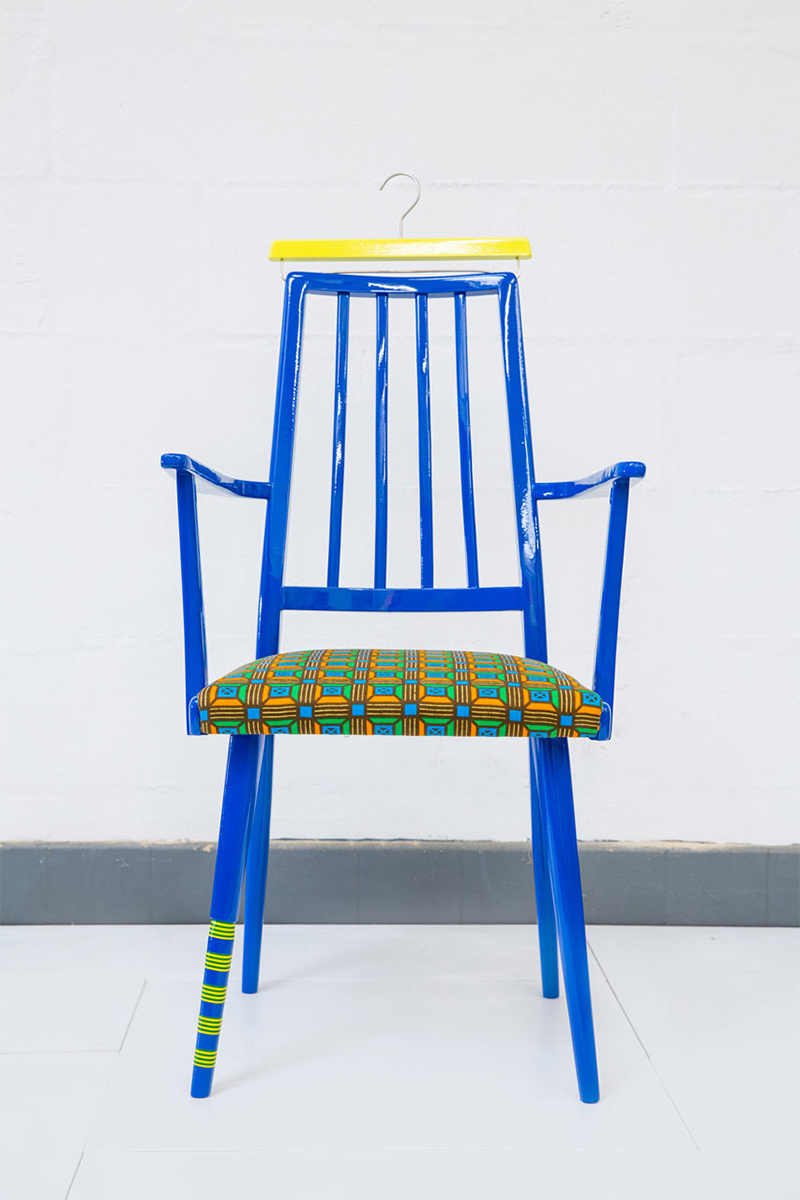 Chaise recyclée inspirée des paraboles traditionnelles nigérianes et des tissus africains - Design : Yinka Ilori
