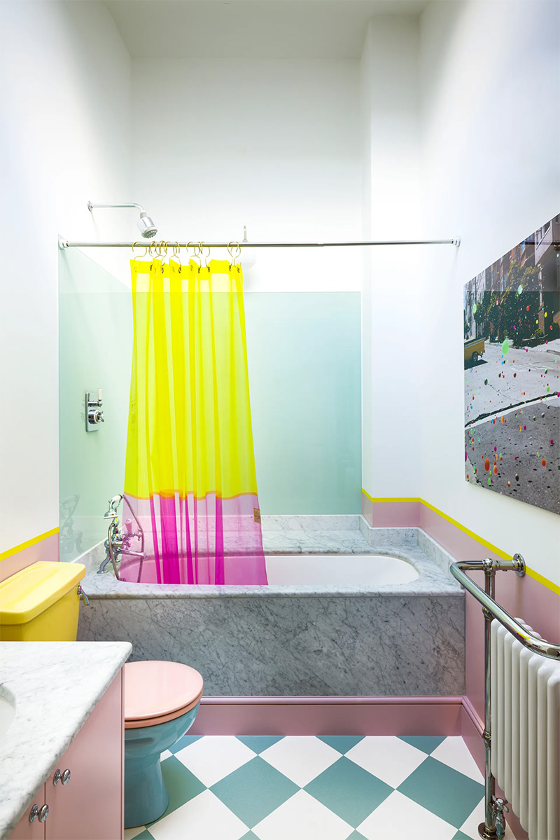 Un rideau de douche rose et jaune fluo pour réveiller une salle de bain