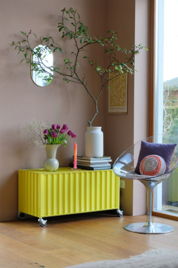 Des meubles pimpés avec des couleurs fluos dans un environnement neutres