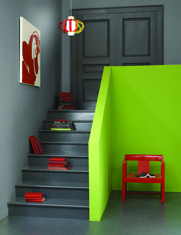 Une rambarde d'escalier soulignée par un vert fluo