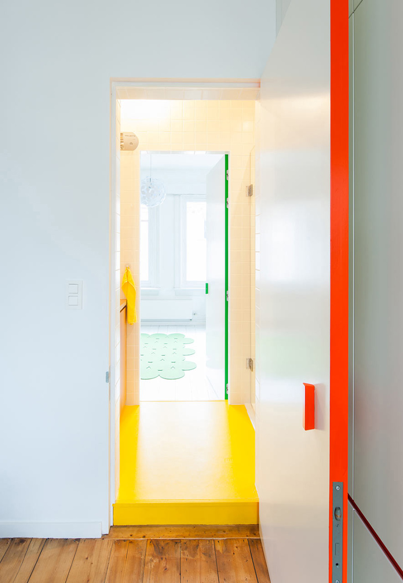 Des pourtours de porte soulignées d'orange fluo