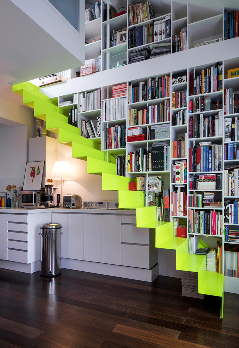 Un escalier en jaune fluorescent dans cet appartement parisien