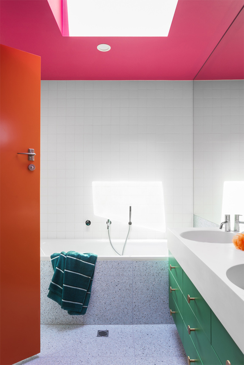 Une salle de bain qui ose des couleurs pop et flashy