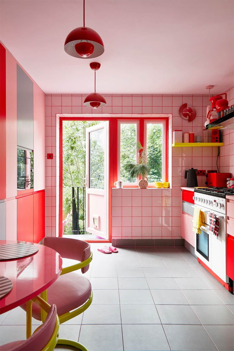 Une cuisine pop en rose et rouge pour un effet fluo