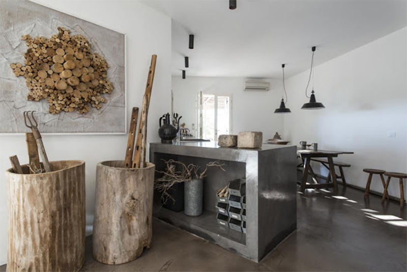 Une ferme rénovée dans les Pouilles avec sa cuisine rustique contemporaine