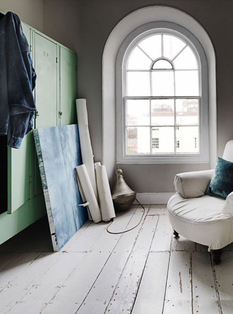 Parquet blanc patiné pour cet intérieur anglais