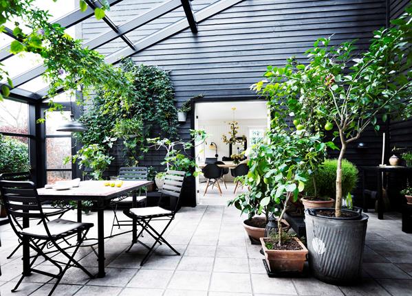 Une maison de campagne en blanc et noir sur fond de verdure // Jardin d'hiver, véranda avec son mobilier de jardin