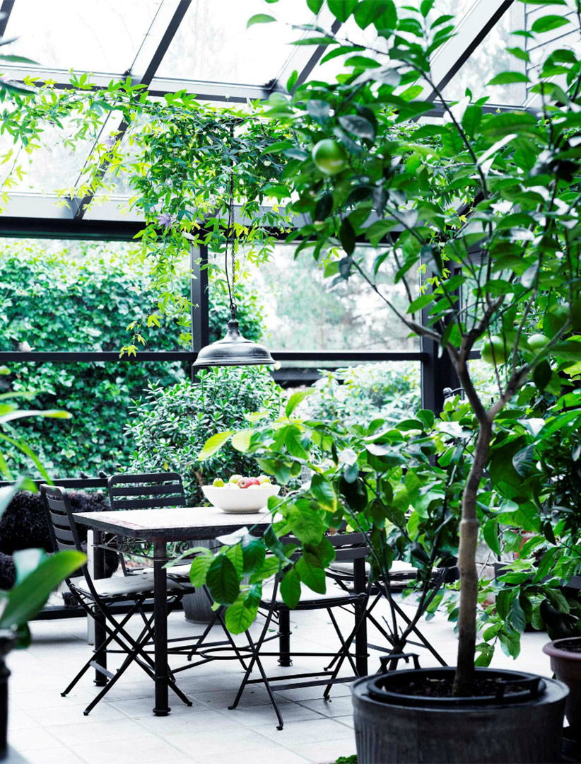 Une maison de campagne en blanc et noir sur fond de verdure // Jardin d'hiver, véranda avec son mobilier de jardin