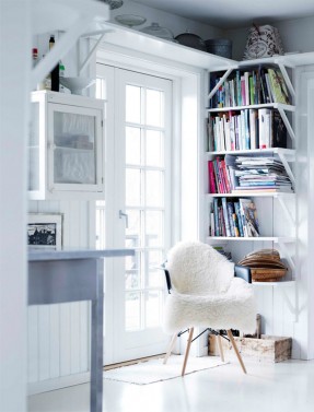 Une maison de campagne en blanc et noir sur fond de verdure // Décor style scandinave blanc avec peau de mouton