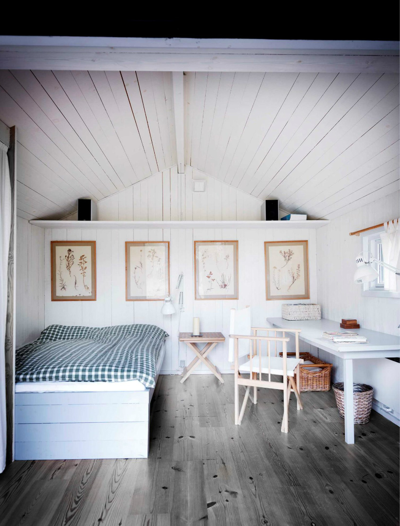 Une maison de campagne en blanc et noir sur fond de verdure // Chambre dans les combles en lambris blanc au style scandinave