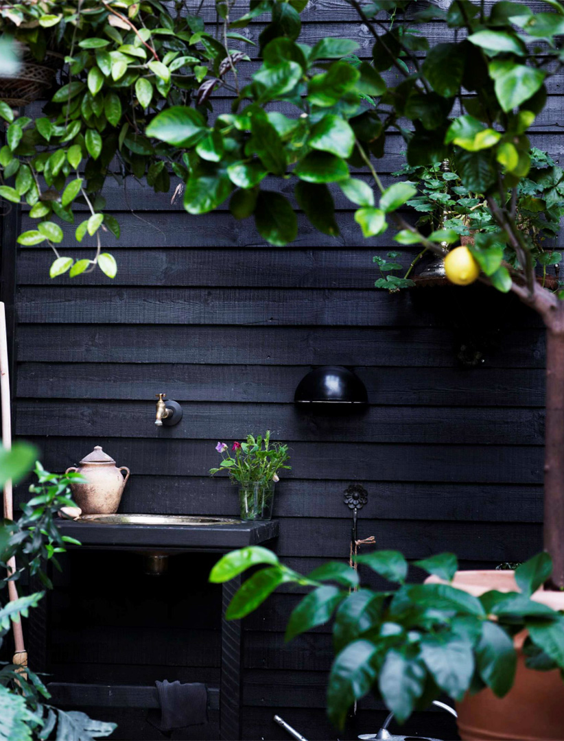 Une maison de campagne en blanc et noir sur fond de verdure // Bardage noir