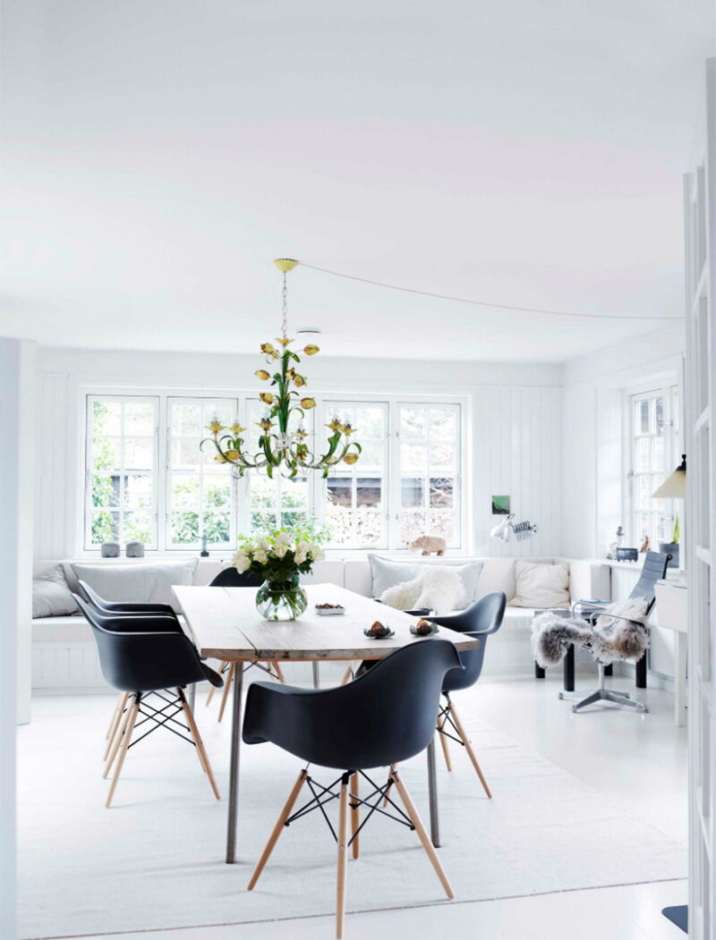 Une maison de campagne en blanc et noir sur fond de verdure // Salle à manger ou pièce à vivre de style scandinave blanc, blanc