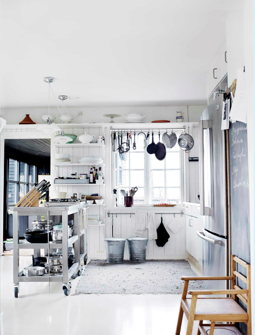 Une maison de campagne en blanc et noir sur fond de verdure // Cuisine de style scandinave rustique blanche