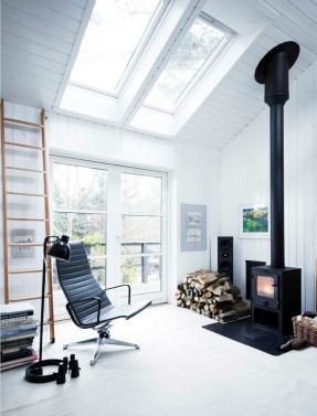 Une maison de campagne en blanc et noir sur fond de verdure //Décor style scandinave blanc avec poêle à bois noir