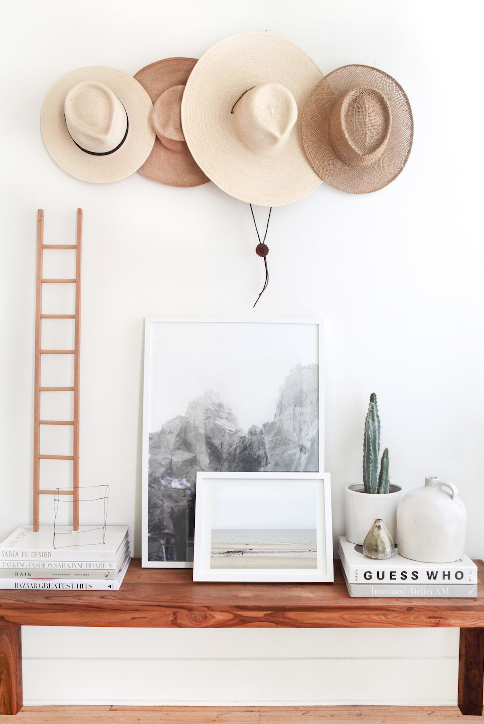 Styling de Tessa Neustadt banc et chapeaux de paille Prints and Design by Tessa Neustadt