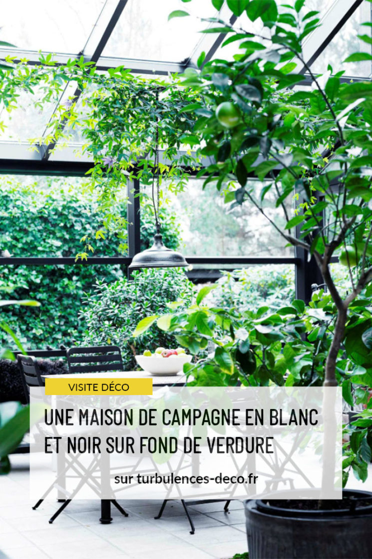 Une maison de campagne en blanc et noir sur fond de verdure à retrouver sur Turbulences Déco