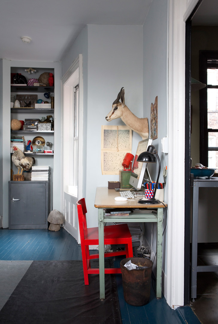 Un petit coin bureau d'enfant en mode récup' avec sa chaise rouge