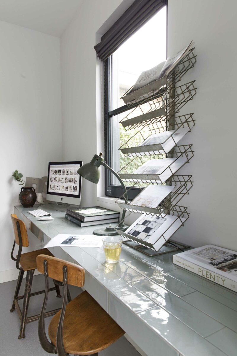 Un plateau de bureau en céramique blanche avec des chaises d'atelier Un plateau de bureau en céramique blanche avec des chaises d'atelier