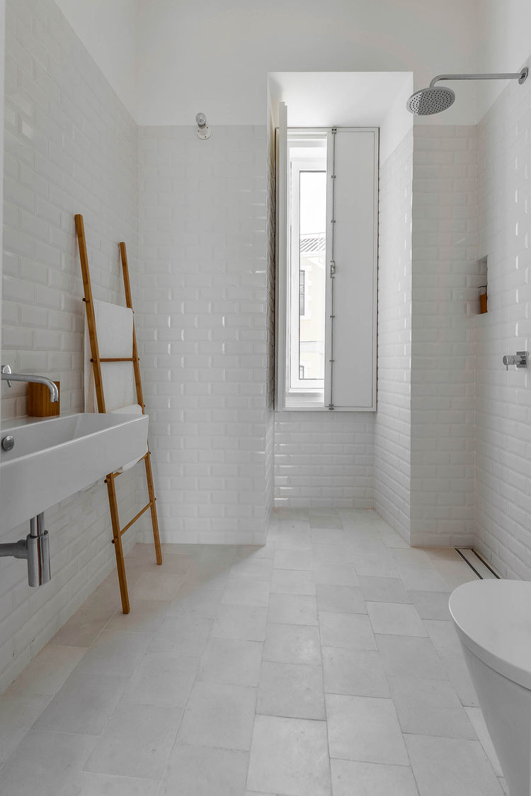 La salle de bain se met en scène || L'intérieur de José Andrade Rocha La salle de bain se met en scène || L'intérieur de José Andrade Rocha