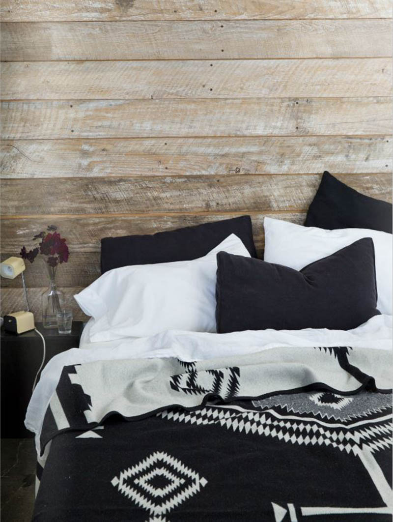 Fond de tête de lit réalisé avec des planches en bois brut
