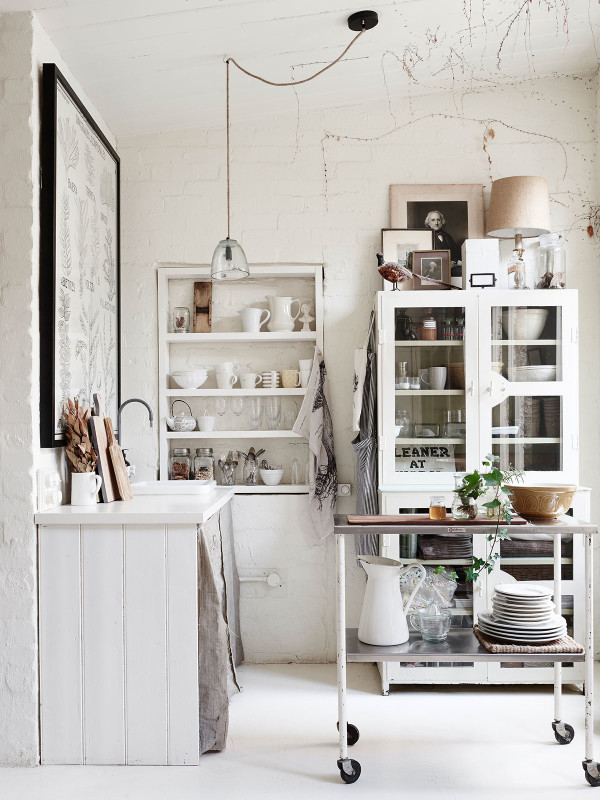 La maison de Lynda Gardener via thedesignfiles || #micro #cuisine #blanc 