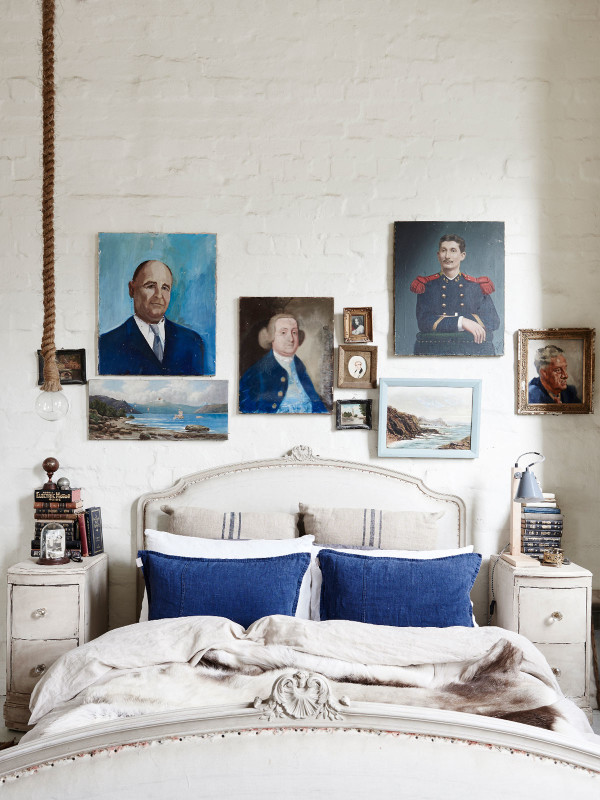 La maison de Lynda Gardener via thedesignfiles || #tableaux #anciens #portraits