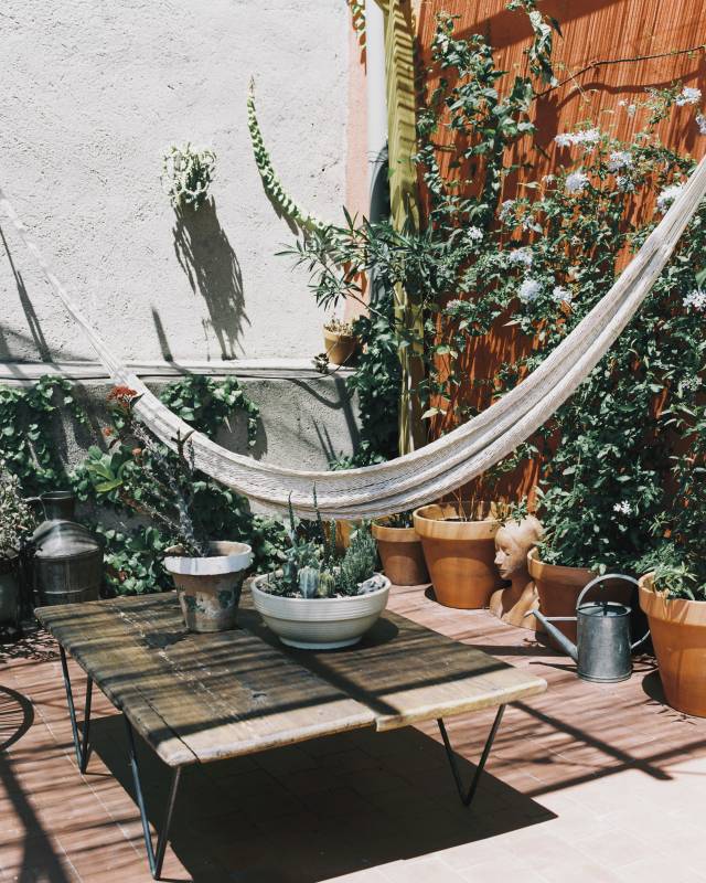Le studio Las Letras à Madrid, peuplé de plantes vertes jusque sur la terrasse