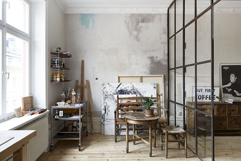 Un appartement à l'ambiance d'atelier à Stockholm